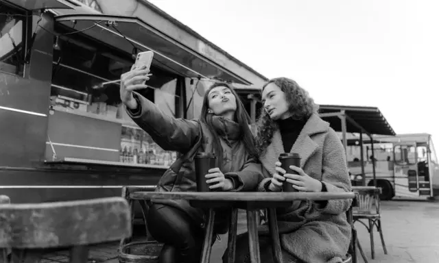 Momento perfetto per una foto da fare con la bff, con caffè e un sorriso davanti al food truck.