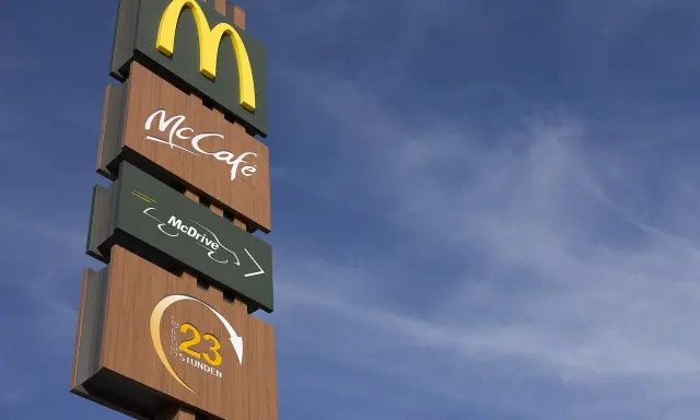Znak McDonald's z McCafe i McDrive. Zastanawiasz się, ile się zarabia w maku?