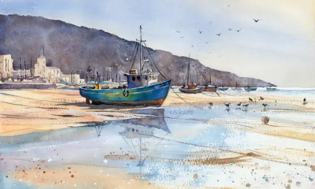 Peindre un bateau bleu sur la plage, avec des reflets dans l'eau et des mouettes.