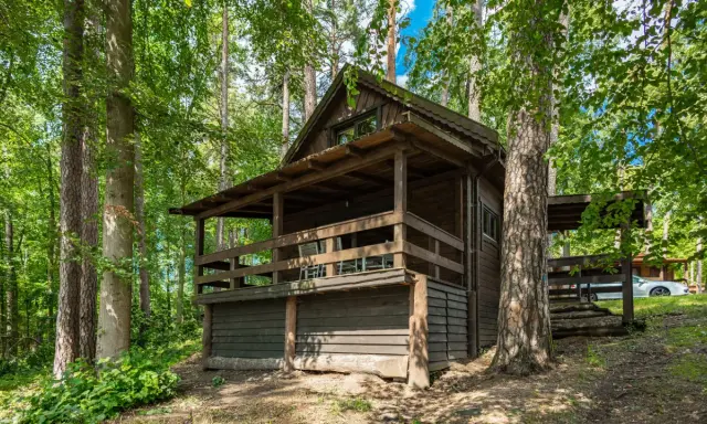 Drewniane domki kempingowe Mazury w otoczeniu zieleni. Idealne miejsce na wypoczynek wśród natury.