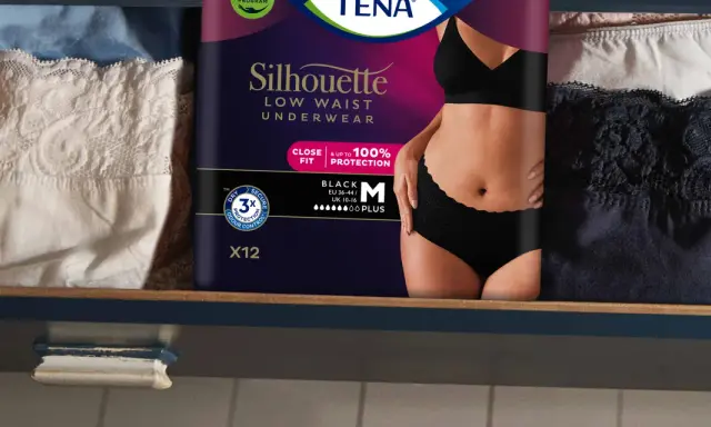 TENA Silhouette – dyskretne rozwiązanie dla kobiet z nietrzymaniem moczu. Niewidoczne pod ubraniem, zapewniające komfort i ochronę.