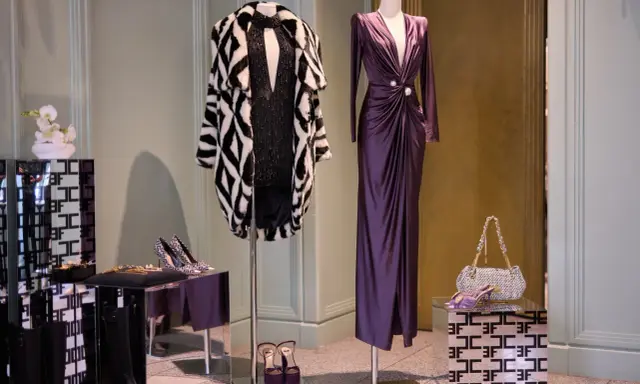 Elegancka suknia i futro na manekinach. Warto zwrócić uwagę na detale, by rozpoznać podróbkę Moschino.