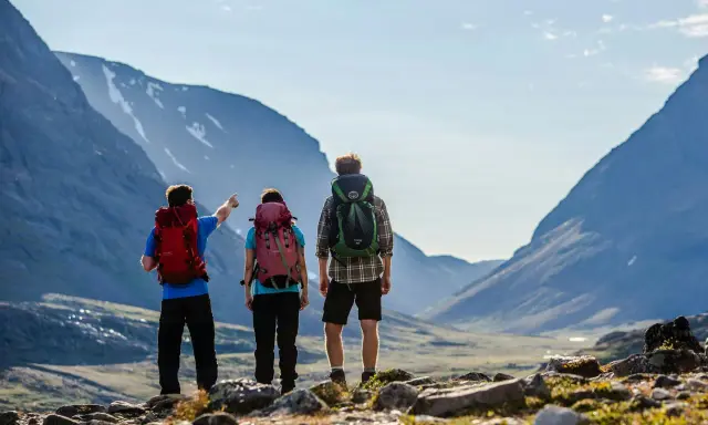 Vandrare på Kungsleden pekar mot fjällen.
