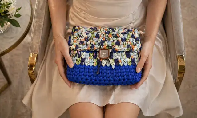 Cartera crochet de colores vibrantes, con un botón cuadrado y un diseño único.