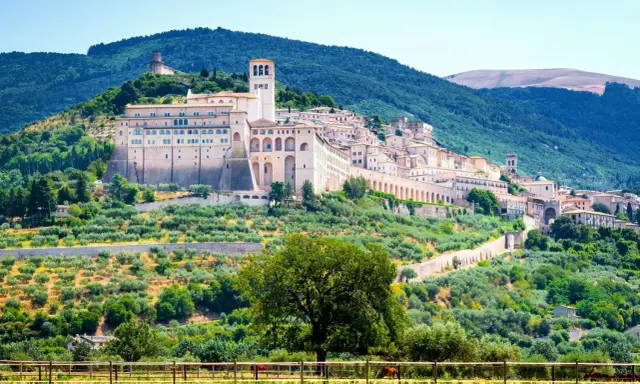 La Basilica di San Francesco domina il colle. Un panorama incantevole, perfetto per scoprire le cose da fare a Assisi.