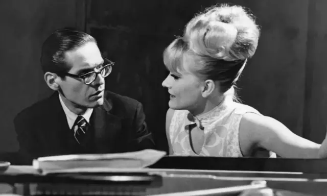 Monica Zetterlund, maka med en pianist, ser ut att dela en tanke under en musikalisk stund.