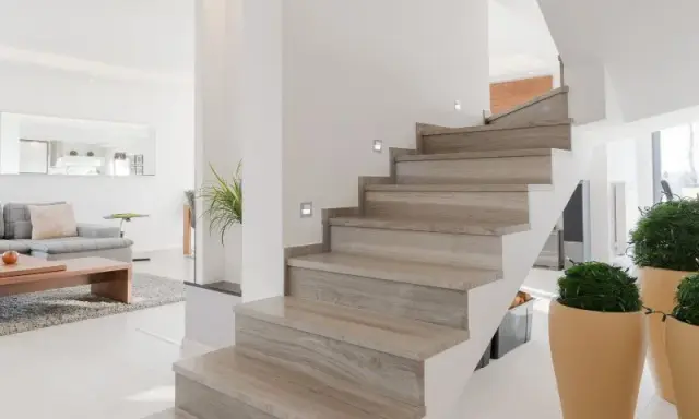 Schody bez balustrady: Styl, bezpieczeństwo i prawo budowlane