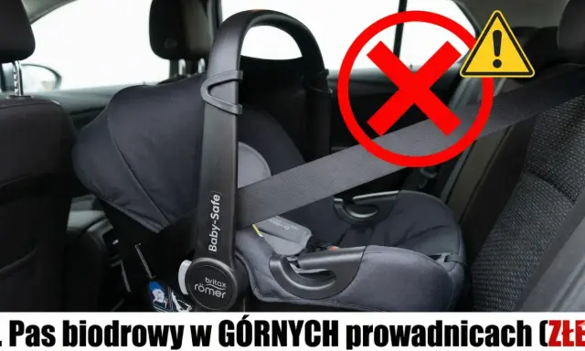 Błąd w montażu: pas biodrowy fotelika w górnych prowadnicach. Zobacz, jak zamontować otulacz do fotelika bezpiecznie.