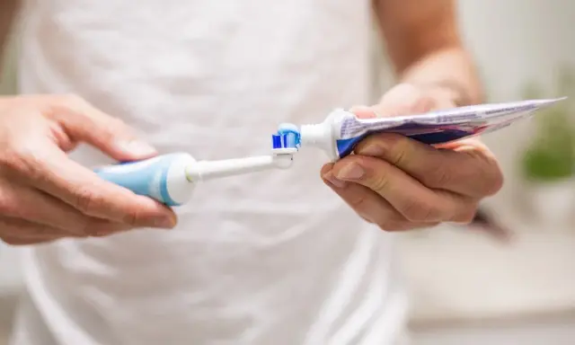 Szczoteczka soniczna: jak używać? Uniknij 5 błędów i ciesz się uśmiechem!