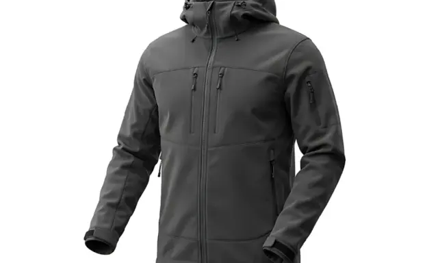 Szara kurtka softshell z kapturem i licznymi kieszeniami. Dowiedz się, w czym prać softshell, by zachować jego właściwości.
