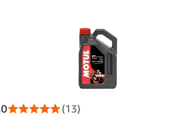 Czarna butelka oleju Motul 710 2T z czerwoną zakrętką i etykietą z motocyklem.