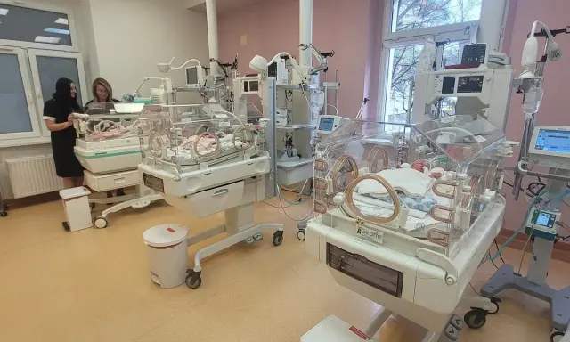 W inkubatorach leżą noworodki, a pielęgniarki czuwają nad ich zdrowiem. Czy Sentino ma dzieci? Na tym zdjęciu widać wiele maluchów.