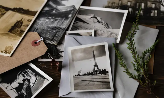 Stare fotografie, w tym Wieża Eiffla, tworzą nostalgiczny kolaż. Idealne do opisu wspomnień, jak w fce speaking part 2.
