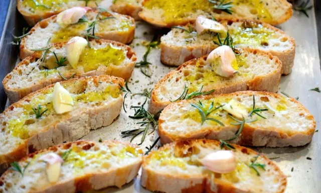 Fettunta toscana: fette di pane abbrustolito condite con olio d'oliva, aglio e rosmarino fresco.