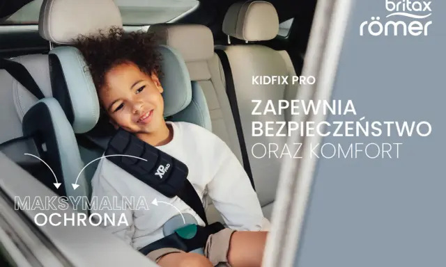 Uśmiechnięte dziecko w foteliku Britax Romer 15-36 Kidfix, zapewniającym maksymalną ochronę i komfort podczas podróży.