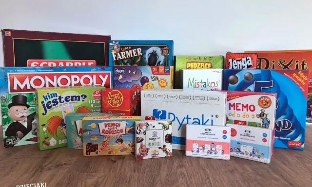 Kolekcja gier planszowych i karcianych, idealna na rodzinne wieczory. Znajdziesz tu Monopoly, Jengę, Dixit i inne najlepsze gry zręcznościowe.