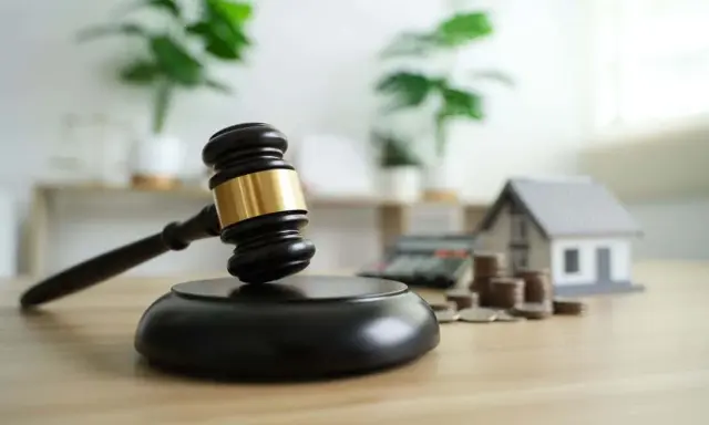 Marteau de juge, maison miniature, calculatrice et pièces. Le virement notaire combien de temps ?