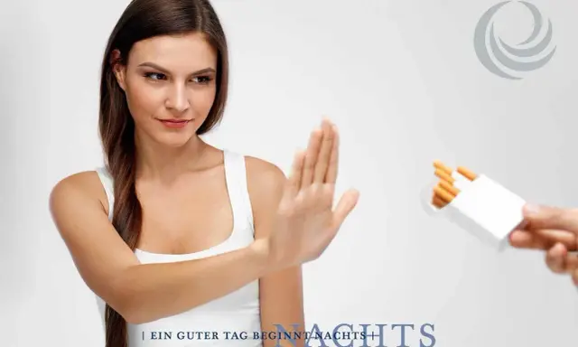 Frau lehnt Zigaretten ab. Sie fragt sich, wie lange vor dem Schlafen nicht rauchen, um besser zu schlafen.