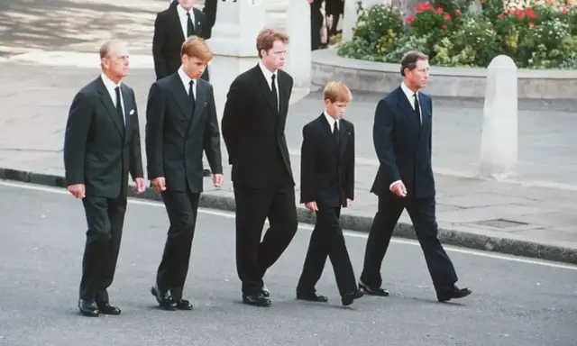 Książę Filip, książę William, książę Harry i książę Karol idą w żałobie. Czarny garnitur to kolor żałoby.