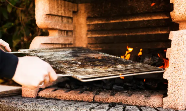 Jak zbudować grill ogrodowy? Trwały projekt, uniknij błędów!