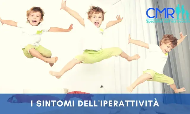 Un bambino iperattivo di 7 anni salta con gioia, mostrando la sua energia incontenibile.