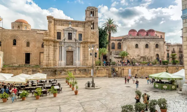 Piazza con chiese normanne, un luogo da non perdere se cerchi cosa visitare a Palermo.
