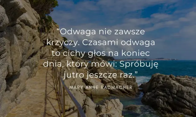 Kamienista ścieżka nad morzem z cytatem o odwadze.