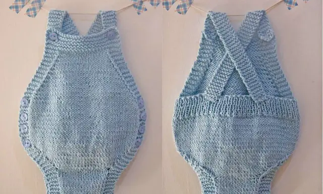Tutorial ranita bebé dos agujas. Conjunto tejido a mano, azul claro, con botones laterales y tirantes cruzados en la espalda.
