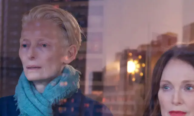 Tilda Swinton et Julianne Moore, visages emblématiques du cinéma, dans une scène qui a marqué le grand prix du jury de la Mostra de Venise.
