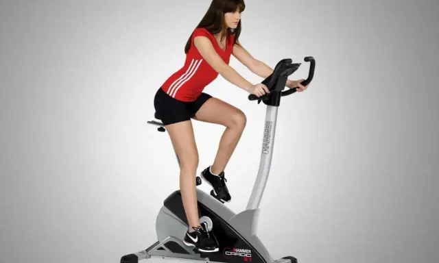 Donna su cyclette, allenamento gambe prima e dopo. Tonifica e scolpisci con l'esercizio.