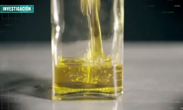 Aceite de oliva vertiéndose en un recipiente de vidrio. La investigación busca determinar cuántas veces se puede usar el aceite de oliva.