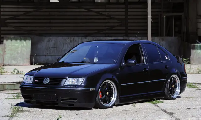 Czarny Volkswagen Bora z obniżonym zawieszeniem i felgami BBS.