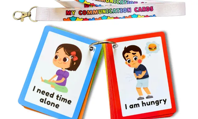 Carte per comunicare bisogni, utili per un bambino autistico non verbale. Mostrano "I need time alone" e "I am hungry".