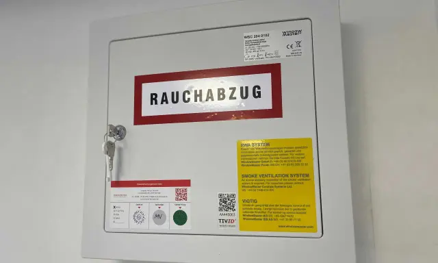 Rauchabzug-Steuergerät, Typ WSC 204 0102, gemäß DIN VDE V 0826-2, mit Schlüssel und Prüfaufkleber.