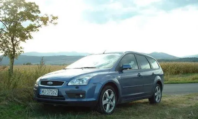 Ford Focus Mk2: Pojemność baku (53-66L) i rezerwa. Ile przejedziesz?