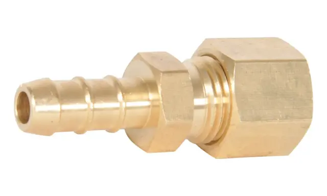 Un raccord male femelle en laiton, essentiel pour connecter des tuyaux.