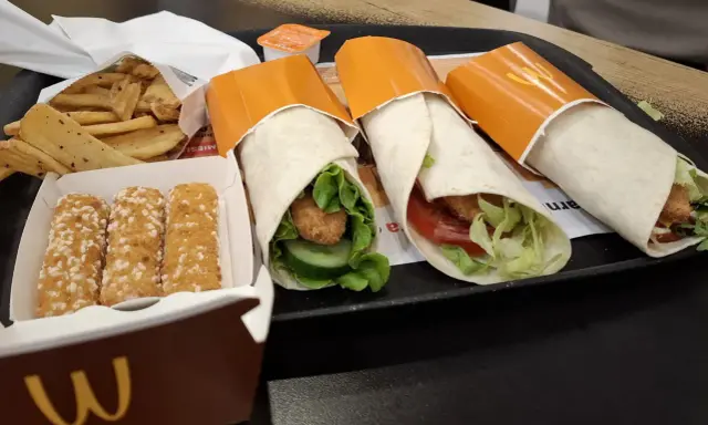 Trzy wrapy z kurczakiem, frytki i nuggetsy. Zastanawiasz się, ile kosztuje wrap w Mc?