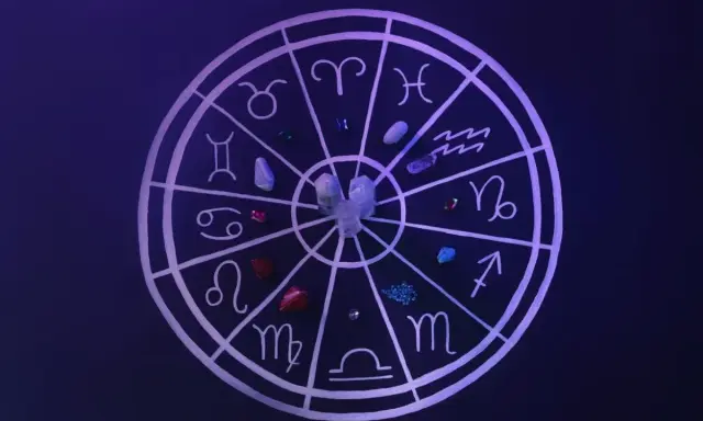 Koło zodiaku z symbolami znaków i kryształami. Znaki kardynalne astrologia w centrum.