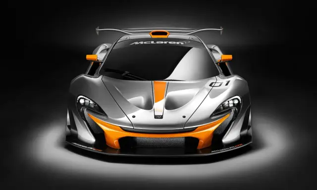 Silberner McLaren P1 GTR mit orangefarbenen Akzenten, aggressiver Front und großem Heckflügel, bereit für die Rennstrecke.