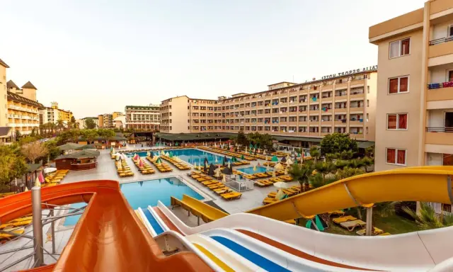 Xeno Eftalia Resort: baseny, zjeżdżalnie wodne i leżaki czekają na gości.