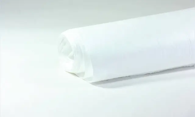 Biała rolka materiału Tyvek na białym tle.