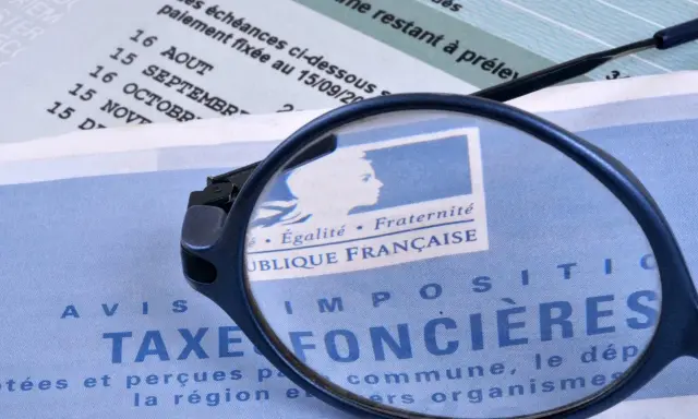 Loupe sur un avis de taxe foncière par commune. Le document mentionne "République Française" et des dates d'échéances.