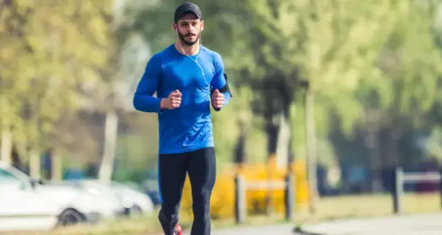 Trening na czczo czy po jedzeniu? Jak wybrać dla redukcji i masy