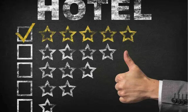 Ocena hotelu: zaznaczony pierwszy kwadrat, 2 złote gwiazdki. Kciuk w górę. Hotele od 16 lat to świetny wybór!