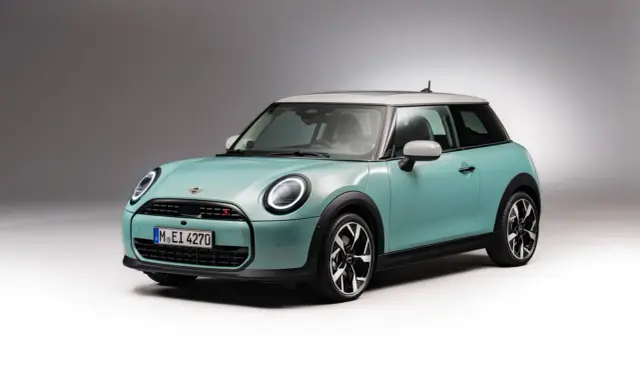 Turkusowy Mini Cooper z białym dachem. Stylowy wygląd i sportowe detale, idealny do miasta. Sprawdź mini cooper dane techniczne!