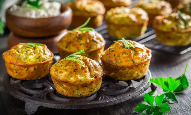 Tortini di zucchine dorati e fragranti, guarniti con rosmarino, pronti per essere gustati.