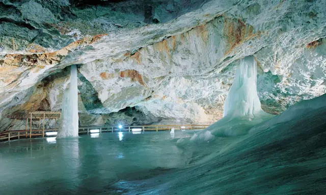 Lodowe cuda w jaskiniach Słowacja przy granicy. Stalaktyty i stalagmity lodowe w podziemnym świecie.