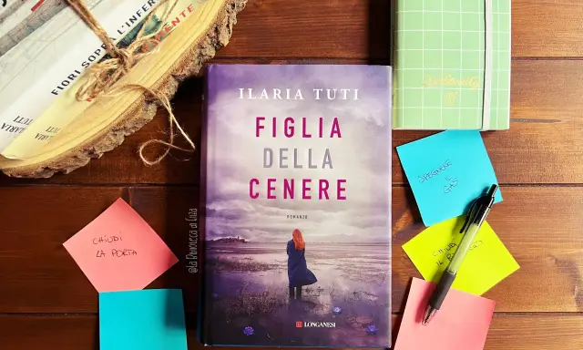 Libro "Figlia della cenere" di Ilaria Tuti, con post-it e agenda. La trama del libro è avvolta da un'atmosfera misteriosa.