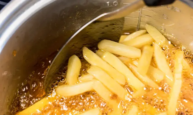 Idealna temperatura do smażenia frytek? Sekrety chrupkości!
