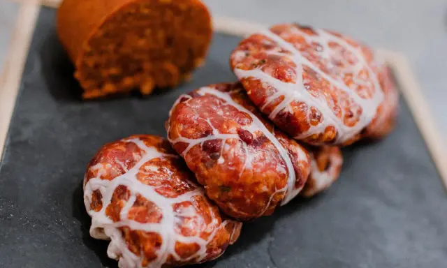 Figatells, unas deliciosas salchichas mallorquinas, listas para cocinar.